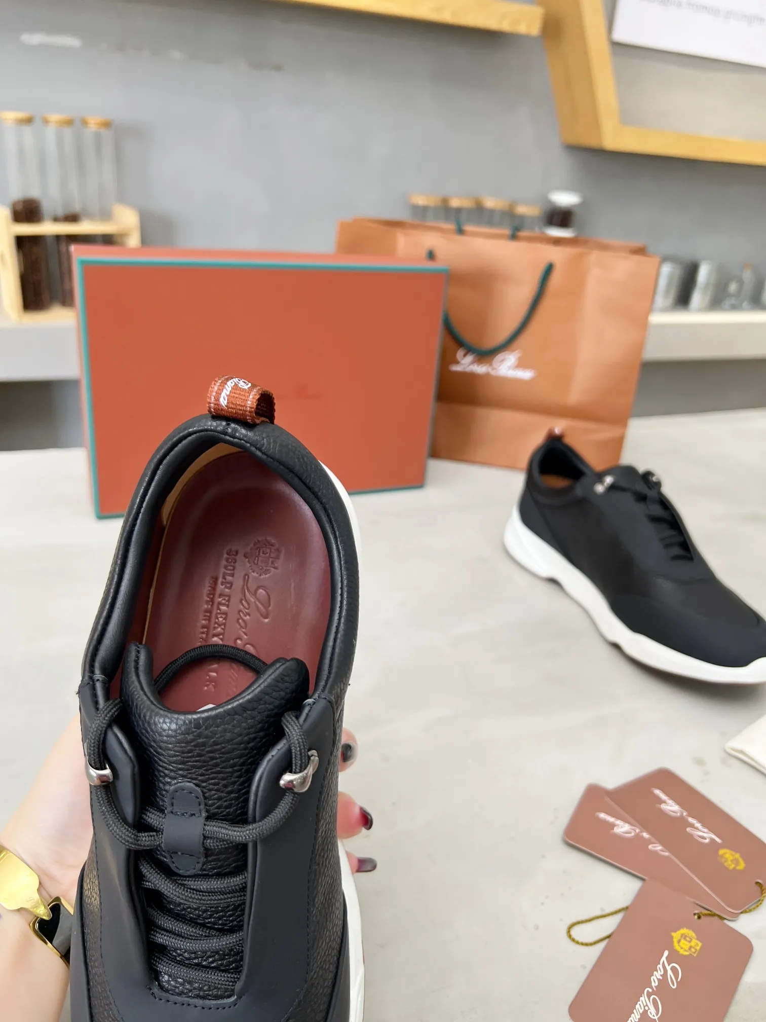 Men's shoes 💰660 🧚‍♂️Loro Piana*👉Top genuine grade👉Buy the original 1:1 copy💯💯💯 Founded the existing Loro Piana company on April 24, 1924. It is now the sixth generation of family business, providing top-quality products to customers who are discerning about taste and quality. ❤️ Imported silk calfskin and South Korean natural cowhide. The interior is made of imported A-grade water-dyed cowhide. 💯💯💯 Original molded base. 💯Authentic packaging code number: 39-46